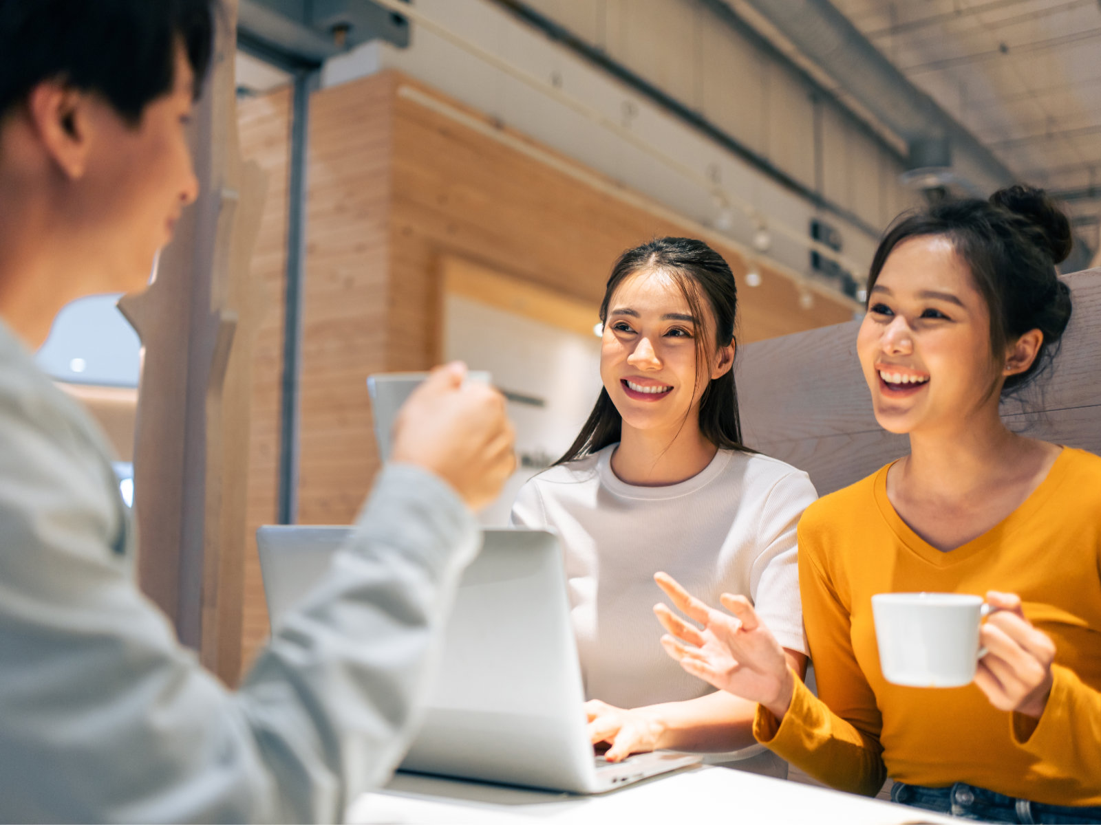 リモートワークで働く多様な人々