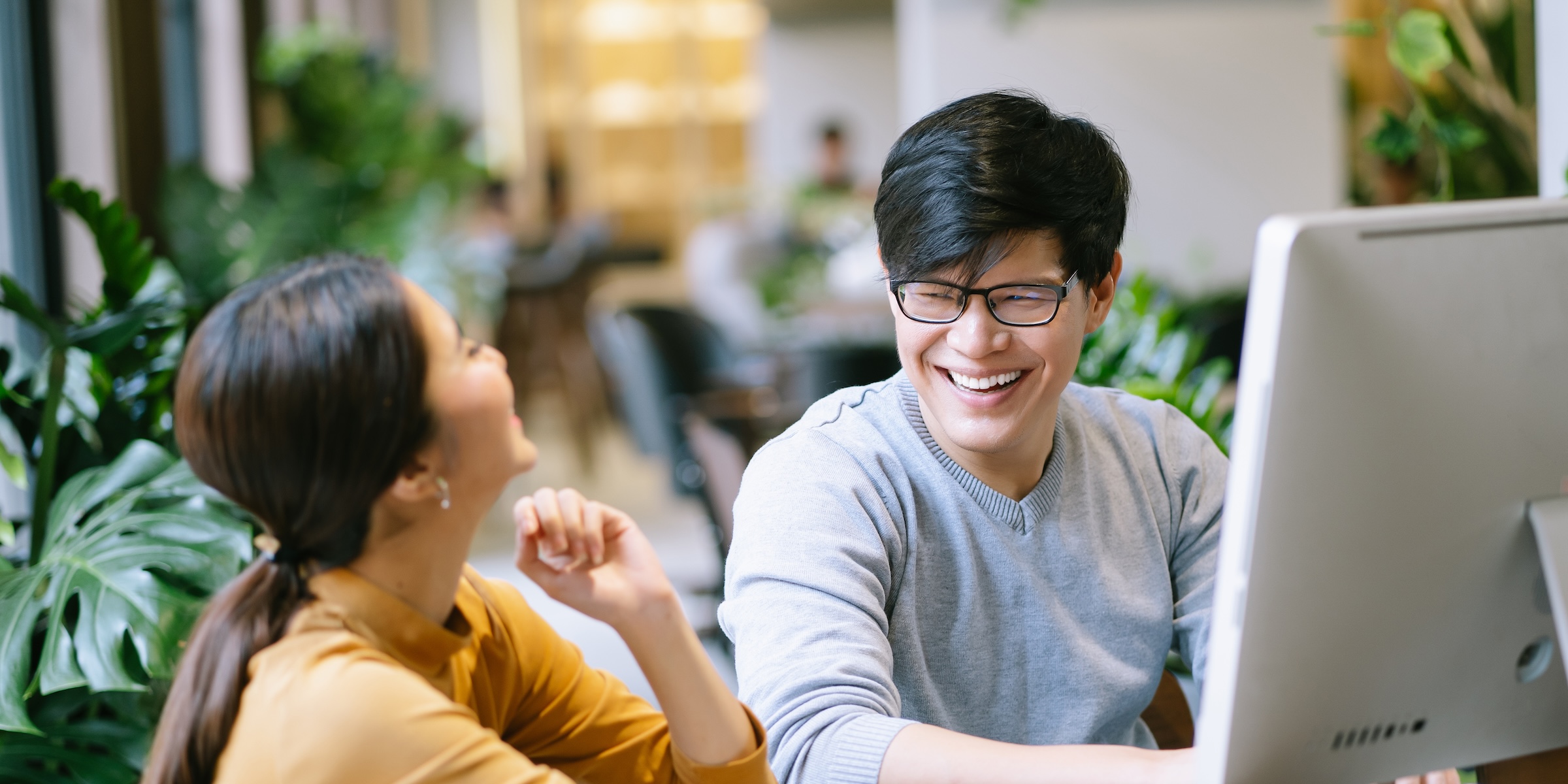 リモートワークで働くチーム